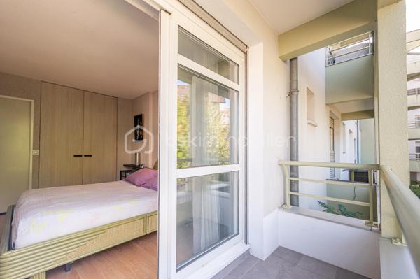 APPARTEMENT T3 TRAVERSANT, ENTIÈREMENT RÉNOVÉ AVEC BALCONS ET TERRASSE, CAVE ET GARAGE.

Situé à Annecy, dans le secteur de Cran-Gevrier, découvrez ce bel appartement entièrement rénové, situé au 1er étage avec ascenseur, offrant une vue dégagée et de beaux espaces de vie.

Dès l’entrée, vous découvrirez un hall d’entrée ouvrant sur une vaste pièce de vie de 43 m², composée d’un agréable espace salon/ séjour et d’une cuisine équipée contemporaine.

La pièce de vie bénéficie d’une belle ouverture vers l’extérieur avec un balcon et une petite terrasse, offrant un espace agréable pour profiter des beaux jours.

L’espace nuit se compose de deux chambres, dont l’une dispose également de son propre balcon.

Une salle de bains avec douche ainsi qu’un WC indépendant complètent ce bien.

Une cave et un garage fermé sont inclus dans le prix.

Les atouts :
• Appartement entièrement rénové
• 1er étage avec ascenseur
• Pièce de vie de 43,63 m²
• Cuisine équipée contemporaine
• 2 chambres
• Salle de bains avec douche
• WC indépendant
• Balcon + petite terrasse
• Balcon supplémentaire sur l’une des chambres
• Cave et garage fermé.
• Vue dégagée
• DPE : C – GES : A

Un emplacement idéal

L’appartement bénéficie d’un environnement pratique et agréable, à proximité des commerces, transports en commun, écoles et collège.

Le centre d’Annecy est accessible en seulement quelques minutes et l’accès autoroutier se trouve à environ 5 minutes, facilitant les déplacements vers Genève, Chambéry et les principaux axes de la région.

Un appartement rénové, fonctionnel et lumineux, idéal pour une résidence principale comme pour un investissement.

Prix de vente : 337 000 € – frais d’agence inclus.

Je suis à votre disposition pour tout renseignement complémentaire ou pour organiser une visite.
