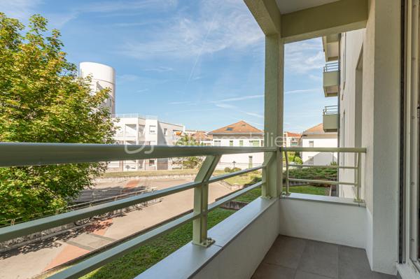 APPARTEMENT T3 TRAVERSANT, ENTIÈREMENT RÉNOVÉ AVEC BALCONS ET TERRASSE, CAVE ET GARAGE.

Situé à Annecy, dans le secteur de Cran-Gevrier, découvrez ce bel appartement entièrement rénové, situé au 1er étage avec ascenseur, offrant une vue dégagée et de beaux espaces de vie.

Dès l’entrée, vous découvrirez un hall d’entrée ouvrant sur une vaste pièce de vie de 43 m², composée d’un agréable espace salon/ séjour et d’une cuisine équipée contemporaine.

La pièce de vie bénéficie d’une belle ouverture vers l’extérieur avec un balcon et une petite terrasse, offrant un espace agréable pour profiter des beaux jours.

L’espace nuit se compose de deux chambres, dont l’une dispose également de son propre balcon.

Une salle de bains avec douche ainsi qu’un WC indépendant complètent ce bien.

Une cave et un garage fermé sont inclus dans le prix.

Les atouts :
• Appartement entièrement rénové
• 1er étage avec ascenseur
• Pièce de vie de 43,63 m²
• Cuisine équipée contemporaine
• 2 chambres
• Salle de bains avec douche
• WC indépendant
• Balcon + petite terrasse
• Balcon supplémentaire sur l’une des chambres
• Cave et garage fermé.
• Vue dégagée
• DPE : C – GES : A

Un emplacement idéal

L’appartement bénéficie d’un environnement pratique et agréable, à proximité des commerces, transports en commun, écoles et collège.

Le centre d’Annecy est accessible en seulement quelques minutes et l’accès autoroutier se trouve à environ 5 minutes, facilitant les déplacements vers Genève, Chambéry et les principaux axes de la région.

Un appartement rénové, fonctionnel et lumineux, idéal pour une résidence principale comme pour un investissement.

Prix de vente : 337 000 € – frais d’agence inclus.

Je suis à votre disposition pour tout renseignement complémentaire ou pour organiser une visite.