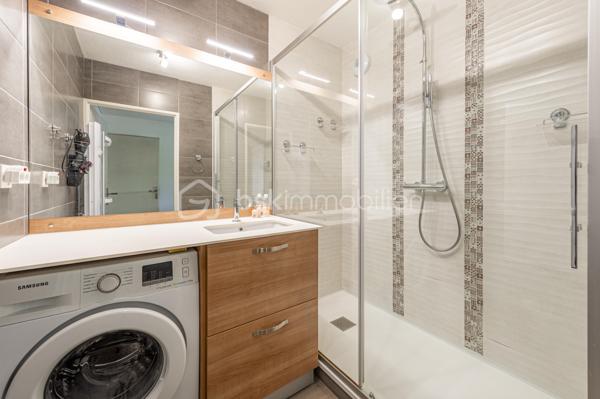 APPARTEMENT T3 TRAVERSANT, ENTIÈREMENT RÉNOVÉ AVEC BALCONS ET TERRASSE, CAVE ET GARAGE.

Situé à Annecy, dans le secteur de Cran-Gevrier, découvrez ce bel appartement entièrement rénové, situé au 1er étage avec ascenseur, offrant une vue dégagée et de beaux espaces de vie.

Dès l’entrée, vous découvrirez un hall d’entrée ouvrant sur une vaste pièce de vie de 43 m², composée d’un agréable espace salon/ séjour et d’une cuisine équipée contemporaine.

La pièce de vie bénéficie d’une belle ouverture vers l’extérieur avec un balcon et une petite terrasse, offrant un espace agréable pour profiter des beaux jours.

L’espace nuit se compose de deux chambres, dont l’une dispose également de son propre balcon.

Une salle de bains avec douche ainsi qu’un WC indépendant complètent ce bien.

Une cave et un garage fermé sont inclus dans le prix.

Les atouts :
• Appartement entièrement rénové
• 1er étage avec ascenseur
• Pièce de vie de 43,63 m²
• Cuisine équipée contemporaine
• 2 chambres
• Salle de bains avec douche
• WC indépendant
• Balcon + petite terrasse
• Balcon supplémentaire sur l’une des chambres
• Cave et garage fermé.
• Vue dégagée
• DPE : C – GES : A

Un emplacement idéal

L’appartement bénéficie d’un environnement pratique et agréable, à proximité des commerces, transports en commun, écoles et collège.

Le centre d’Annecy est accessible en seulement quelques minutes et l’accès autoroutier se trouve à environ 5 minutes, facilitant les déplacements vers Genève, Chambéry et les principaux axes de la région.

Un appartement rénové, fonctionnel et lumineux, idéal pour une résidence principale comme pour un investissement.

Prix de vente : 337 000 € – frais d’agence inclus.

Je suis à votre disposition pour tout renseignement complémentaire ou pour organiser une visite.