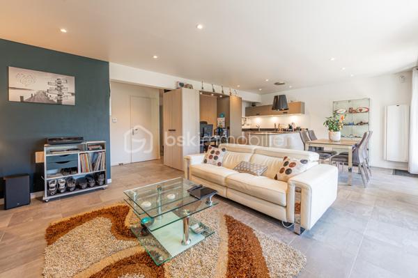 APPARTEMENT T3 TRAVERSANT, ENTIÈREMENT RÉNOVÉ AVEC BALCONS ET TERRASSE, CAVE ET GARAGE.

Situé à Annecy, dans le secteur de Cran-Gevrier, découvrez ce bel appartement entièrement rénové, situé au 1er étage avec ascenseur, offrant une vue dégagée et de beaux espaces de vie.

Dès l’entrée, vous découvrirez un hall d’entrée ouvrant sur une vaste pièce de vie de 43 m², composée d’un agréable espace salon/ séjour et d’une cuisine équipée contemporaine.

La pièce de vie bénéficie d’une belle ouverture vers l’extérieur avec un balcon et une petite terrasse, offrant un espace agréable pour profiter des beaux jours.

L’espace nuit se compose de deux chambres, dont l’une dispose également de son propre balcon.

Une salle de bains avec douche ainsi qu’un WC indépendant complètent ce bien.

Une cave et un garage fermé sont inclus dans le prix.

Les atouts :
• Appartement entièrement rénové
• 1er étage avec ascenseur
• Pièce de vie de 43,63 m²
• Cuisine équipée contemporaine
• 2 chambres
• Salle de bains avec douche
• WC indépendant
• Balcon + petite terrasse
• Balcon supplémentaire sur l’une des chambres
• Cave et garage fermé.
• Vue dégagée
• DPE : C – GES : A

Un emplacement idéal

L’appartement bénéficie d’un environnement pratique et agréable, à proximité des commerces, transports en commun, écoles et collège.

Le centre d’Annecy est accessible en seulement quelques minutes et l’accès autoroutier se trouve à environ 5 minutes, facilitant les déplacements vers Genève, Chambéry et les principaux axes de la région.

Un appartement rénové, fonctionnel et lumineux, idéal pour une résidence principale comme pour un investissement.

Prix de vente : 337 000 € – frais d’agence inclus.

Je suis à votre disposition pour tout renseignement complémentaire ou pour organiser une visite.