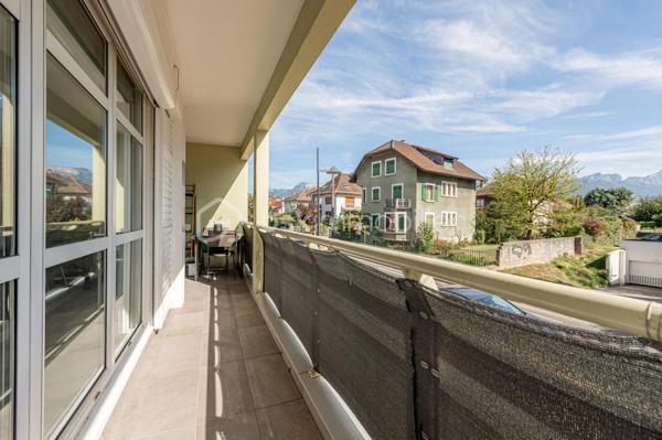 APPARTEMENT T3 TRAVERSANT, ENTIÈREMENT RÉNOVÉ AVEC BALCONS ET TERRASSE, CAVE ET GARAGE.

Situé à Annecy, dans le secteur de Cran-Gevrier, découvrez ce bel appartement entièrement rénové, situé au 1er étage avec ascenseur, offrant une vue dégagée et de beaux espaces de vie.

Dès l’entrée, vous découvrirez un hall d’entrée ouvrant sur une vaste pièce de vie de 43 m², composée d’un agréable espace salon/ séjour et d’une cuisine équipée contemporaine.

La pièce de vie bénéficie d’une belle ouverture vers l’extérieur avec un balcon et une petite terrasse, offrant un espace agréable pour profiter des beaux jours.

L’espace nuit se compose de deux chambres, dont l’une dispose également de son propre balcon.

Une salle de bains avec douche ainsi qu’un WC indépendant complètent ce bien.

Une cave et un garage fermé sont inclus dans le prix.

Les atouts :
• Appartement entièrement rénové
• 1er étage avec ascenseur
• Pièce de vie de 43,63 m²
• Cuisine équipée contemporaine
• 2 chambres
• Salle de bains avec douche
• WC indépendant
• Balcon + petite terrasse
• Balcon supplémentaire sur l’une des chambres
• Cave et garage fermé.
• Vue dégagée
• DPE : C – GES : A

Un emplacement idéal

L’appartement bénéficie d’un environnement pratique et agréable, à proximité des commerces, transports en commun, écoles et collège.

Le centre d’Annecy est accessible en seulement quelques minutes et l’accès autoroutier se trouve à environ 5 minutes, facilitant les déplacements vers Genève, Chambéry et les principaux axes de la région.

Un appartement rénové, fonctionnel et lumineux, idéal pour une résidence principale comme pour un investissement.

Prix de vente : 337 000 € – frais d’agence inclus.

Je suis à votre disposition pour tout renseignement complémentaire ou pour organiser une visite.