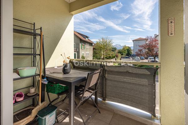 APPARTEMENT T3 TRAVERSANT, ENTIÈREMENT RÉNOVÉ AVEC BALCONS ET TERRASSE, CAVE ET GARAGE.

Situé à Annecy, dans le secteur de Cran-Gevrier, découvrez ce bel appartement entièrement rénové, situé au 1er étage avec ascenseur, offrant une vue dégagée et de beaux espaces de vie.

Dès l’entrée, vous découvrirez un hall d’entrée ouvrant sur une vaste pièce de vie de 43 m², composée d’un agréable espace salon/ séjour et d’une cuisine équipée contemporaine.

La pièce de vie bénéficie d’une belle ouverture vers l’extérieur avec un balcon et une petite terrasse, offrant un espace agréable pour profiter des beaux jours.

L’espace nuit se compose de deux chambres, dont l’une dispose également de son propre balcon.

Une salle de bains avec douche ainsi qu’un WC indépendant complètent ce bien.

Une cave et un garage fermé sont inclus dans le prix.

Les atouts :
• Appartement entièrement rénové
• 1er étage avec ascenseur
• Pièce de vie de 43,63 m²
• Cuisine équipée contemporaine
• 2 chambres
• Salle de bains avec douche
• WC indépendant
• Balcon + petite terrasse
• Balcon supplémentaire sur l’une des chambres
• Cave et garage fermé.
• Vue dégagée
• DPE : C – GES : A

Un emplacement idéal

L’appartement bénéficie d’un environnement pratique et agréable, à proximité des commerces, transports en commun, écoles et collège.

Le centre d’Annecy est accessible en seulement quelques minutes et l’accès autoroutier se trouve à environ 5 minutes, facilitant les déplacements vers Genève, Chambéry et les principaux axes de la région.

Un appartement rénové, fonctionnel et lumineux, idéal pour une résidence principale comme pour un investissement.

Prix de vente : 337 000 € – frais d’agence inclus.

Je suis à votre disposition pour tout renseignement complémentaire ou pour organiser une visite.