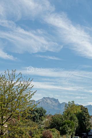 APPARTEMENT T3 TRAVERSANT, ENTIÈREMENT RÉNOVÉ AVEC BALCONS ET TERRASSE, CAVE ET GARAGE.

Situé à Annecy, dans le secteur de Cran-Gevrier, découvrez ce bel appartement entièrement rénové, situé au 1er étage avec ascenseur, offrant une vue dégagée et de beaux espaces de vie.

Dès l’entrée, vous découvrirez un hall d’entrée ouvrant sur une vaste pièce de vie de 43 m², composée d’un agréable espace salon/ séjour et d’une cuisine équipée contemporaine.

La pièce de vie bénéficie d’une belle ouverture vers l’extérieur avec un balcon et une petite terrasse, offrant un espace agréable pour profiter des beaux jours.

L’espace nuit se compose de deux chambres, dont l’une dispose également de son propre balcon.

Une salle de bains avec douche ainsi qu’un WC indépendant complètent ce bien.

Une cave et un garage fermé sont inclus dans le prix.

Les atouts :
• Appartement entièrement rénové
• 1er étage avec ascenseur
• Pièce de vie de 43,63 m²
• Cuisine équipée contemporaine
• 2 chambres
• Salle de bains avec douche
• WC indépendant
• Balcon + petite terrasse
• Balcon supplémentaire sur l’une des chambres
• Cave et garage fermé.
• Vue dégagée
• DPE : C – GES : A

Un emplacement idéal

L’appartement bénéficie d’un environnement pratique et agréable, à proximité des commerces, transports en commun, écoles et collège.

Le centre d’Annecy est accessible en seulement quelques minutes et l’accès autoroutier se trouve à environ 5 minutes, facilitant les déplacements vers Genève, Chambéry et les principaux axes de la région.

Un appartement rénové, fonctionnel et lumineux, idéal pour une résidence principale comme pour un investissement.

Prix de vente : 337 000 € – frais d’agence inclus.

Je suis à votre disposition pour tout renseignement complémentaire ou pour organiser une visite.