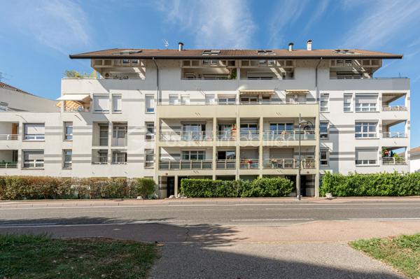 APPARTEMENT T3 TRAVERSANT, ENTIÈREMENT RÉNOVÉ AVEC BALCONS ET TERRASSE, CAVE ET GARAGE.

Situé à Annecy, dans le secteur de Cran-Gevrier, découvrez ce bel appartement entièrement rénové, situé au 1er étage avec ascenseur, offrant une vue dégagée et de beaux espaces de vie.

Dès l’entrée, vous découvrirez un hall d’entrée ouvrant sur une vaste pièce de vie de 43 m², composée d’un agréable espace salon/ séjour et d’une cuisine équipée contemporaine.

La pièce de vie bénéficie d’une belle ouverture vers l’extérieur avec un balcon et une petite terrasse, offrant un espace agréable pour profiter des beaux jours.

L’espace nuit se compose de deux chambres, dont l’une dispose également de son propre balcon.

Une salle de bains avec douche ainsi qu’un WC indépendant complètent ce bien.

Une cave et un garage fermé sont inclus dans le prix.

Les atouts :
• Appartement entièrement rénové
• 1er étage avec ascenseur
• Pièce de vie de 43,63 m²
• Cuisine équipée contemporaine
• 2 chambres
• Salle de bains avec douche
• WC indépendant
• Balcon + petite terrasse
• Balcon supplémentaire sur l’une des chambres
• Cave et garage fermé.
• Vue dégagée
• DPE : C – GES : A

Un emplacement idéal

L’appartement bénéficie d’un environnement pratique et agréable, à proximité des commerces, transports en commun, écoles et collège.

Le centre d’Annecy est accessible en seulement quelques minutes et l’accès autoroutier se trouve à environ 5 minutes, facilitant les déplacements vers Genève, Chambéry et les principaux axes de la région.

Un appartement rénové, fonctionnel et lumineux, idéal pour une résidence principale comme pour un investissement.

Prix de vente : 337 000 € – frais d’agence inclus.

Je suis à votre disposition pour tout renseignement complémentaire ou pour organiser une visite.