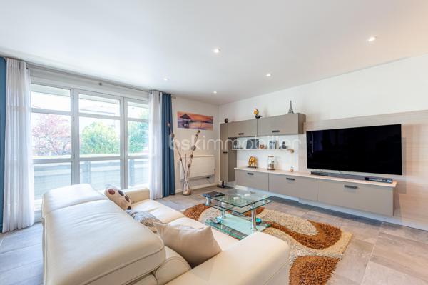 APPARTEMENT T3 TRAVERSANT, ENTIÈREMENT RÉNOVÉ AVEC BALCONS ET TERRASSE, CAVE ET GARAGE.

Situé à Annecy, dans le secteur de Cran-Gevrier, découvrez ce bel appartement entièrement rénové, situé au 1er étage avec ascenseur, offrant une vue dégagée et de beaux espaces de vie.

Dès l’entrée, vous découvrirez un hall d’entrée ouvrant sur une vaste pièce de vie de 43 m², composée d’un agréable espace salon/ séjour et d’une cuisine équipée contemporaine.

La pièce de vie bénéficie d’une belle ouverture vers l’extérieur avec un balcon et une petite terrasse, offrant un espace agréable pour profiter des beaux jours.

L’espace nuit se compose de deux chambres, dont l’une dispose également de son propre balcon.

Une salle de bains avec douche ainsi qu’un WC indépendant complètent ce bien.

Une cave et un garage fermé sont inclus dans le prix.

Les atouts :
• Appartement entièrement rénové
• 1er étage avec ascenseur
• Pièce de vie de 43,63 m²
• Cuisine équipée contemporaine
• 2 chambres
• Salle de bains avec douche
• WC indépendant
• Balcon + petite terrasse
• Balcon supplémentaire sur l’une des chambres
• Cave et garage fermé.
• Vue dégagée
• DPE : C – GES : A

Un emplacement idéal

L’appartement bénéficie d’un environnement pratique et agréable, à proximité des commerces, transports en commun, écoles et collège.

Le centre d’Annecy est accessible en seulement quelques minutes et l’accès autoroutier se trouve à environ 5 minutes, facilitant les déplacements vers Genève, Chambéry et les principaux axes de la région.

Un appartement rénové, fonctionnel et lumineux, idéal pour une résidence principale comme pour un investissement.

Prix de vente : 337 000 € – frais d’agence inclus.

Je suis à votre disposition pour tout renseignement complémentaire ou pour organiser une visite.