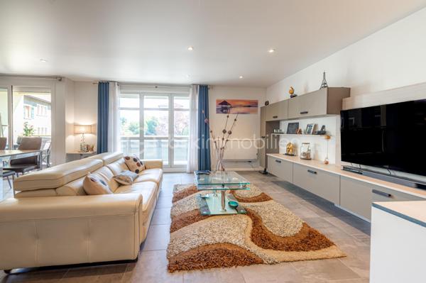 APPARTEMENT T3 TRAVERSANT, ENTIÈREMENT RÉNOVÉ AVEC BALCONS ET TERRASSE, CAVE ET GARAGE.

Situé à Annecy, dans le secteur de Cran-Gevrier, découvrez ce bel appartement entièrement rénové, situé au 1er étage avec ascenseur, offrant une vue dégagée et de beaux espaces de vie.

Dès l’entrée, vous découvrirez un hall d’entrée ouvrant sur une vaste pièce de vie de 43 m², composée d’un agréable espace salon/ séjour et d’une cuisine équipée contemporaine.

La pièce de vie bénéficie d’une belle ouverture vers l’extérieur avec un balcon et une petite terrasse, offrant un espace agréable pour profiter des beaux jours.

L’espace nuit se compose de deux chambres, dont l’une dispose également de son propre balcon.

Une salle de bains avec douche ainsi qu’un WC indépendant complètent ce bien.

Une cave et un garage fermé sont inclus dans le prix.

Les atouts :
• Appartement entièrement rénové
• 1er étage avec ascenseur
• Pièce de vie de 43,63 m²
• Cuisine équipée contemporaine
• 2 chambres
• Salle de bains avec douche
• WC indépendant
• Balcon + petite terrasse
• Balcon supplémentaire sur l’une des chambres
• Cave et garage fermé.
• Vue dégagée
• DPE : C – GES : A

Un emplacement idéal

L’appartement bénéficie d’un environnement pratique et agréable, à proximité des commerces, transports en commun, écoles et collège.

Le centre d’Annecy est accessible en seulement quelques minutes et l’accès autoroutier se trouve à environ 5 minutes, facilitant les déplacements vers Genève, Chambéry et les principaux axes de la région.

Un appartement rénové, fonctionnel et lumineux, idéal pour une résidence principale comme pour un investissement.

Prix de vente : 337 000 € – frais d’agence inclus.

Je suis à votre disposition pour tout renseignement complémentaire ou pour organiser une visite.