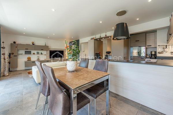 APPARTEMENT T3 TRAVERSANT, ENTIÈREMENT RÉNOVÉ AVEC BALCONS ET TERRASSE, CAVE ET GARAGE.

Situé à Annecy, dans le secteur de Cran-Gevrier, découvrez ce bel appartement entièrement rénové, situé au 1er étage avec ascenseur, offrant une vue dégagée et de beaux espaces de vie.

Dès l’entrée, vous découvrirez un hall d’entrée ouvrant sur une vaste pièce de vie de 43 m², composée d’un agréable espace salon/ séjour et d’une cuisine équipée contemporaine.

La pièce de vie bénéficie d’une belle ouverture vers l’extérieur avec un balcon et une petite terrasse, offrant un espace agréable pour profiter des beaux jours.

L’espace nuit se compose de deux chambres, dont l’une dispose également de son propre balcon.

Une salle de bains avec douche ainsi qu’un WC indépendant complètent ce bien.

Une cave et un garage fermé sont inclus dans le prix.

Les atouts :
• Appartement entièrement rénové
• 1er étage avec ascenseur
• Pièce de vie de 43,63 m²
• Cuisine équipée contemporaine
• 2 chambres
• Salle de bains avec douche
• WC indépendant
• Balcon + petite terrasse
• Balcon supplémentaire sur l’une des chambres
• Cave et garage fermé.
• Vue dégagée
• DPE : C – GES : A

Un emplacement idéal

L’appartement bénéficie d’un environnement pratique et agréable, à proximité des commerces, transports en commun, écoles et collège.

Le centre d’Annecy est accessible en seulement quelques minutes et l’accès autoroutier se trouve à environ 5 minutes, facilitant les déplacements vers Genève, Chambéry et les principaux axes de la région.

Un appartement rénové, fonctionnel et lumineux, idéal pour une résidence principale comme pour un investissement.

Prix de vente : 337 000 € – frais d’agence inclus.

Je suis à votre disposition pour tout renseignement complémentaire ou pour organiser une visite.