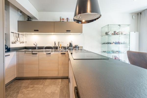 APPARTEMENT T3 TRAVERSANT, ENTIÈREMENT RÉNOVÉ AVEC BALCONS ET TERRASSE, CAVE ET GARAGE.

Situé à Annecy, dans le secteur de Cran-Gevrier, découvrez ce bel appartement entièrement rénové, situé au 1er étage avec ascenseur, offrant une vue dégagée et de beaux espaces de vie.

Dès l’entrée, vous découvrirez un hall d’entrée ouvrant sur une vaste pièce de vie de 43 m², composée d’un agréable espace salon/ séjour et d’une cuisine équipée contemporaine.

La pièce de vie bénéficie d’une belle ouverture vers l’extérieur avec un balcon et une petite terrasse, offrant un espace agréable pour profiter des beaux jours.

L’espace nuit se compose de deux chambres, dont l’une dispose également de son propre balcon.

Une salle de bains avec douche ainsi qu’un WC indépendant complètent ce bien.

Une cave et un garage fermé sont inclus dans le prix.

Les atouts :
• Appartement entièrement rénové
• 1er étage avec ascenseur
• Pièce de vie de 43,63 m²
• Cuisine équipée contemporaine
• 2 chambres
• Salle de bains avec douche
• WC indépendant
• Balcon + petite terrasse
• Balcon supplémentaire sur l’une des chambres
• Cave et garage fermé.
• Vue dégagée
• DPE : C – GES : A

Un emplacement idéal

L’appartement bénéficie d’un environnement pratique et agréable, à proximité des commerces, transports en commun, écoles et collège.

Le centre d’Annecy est accessible en seulement quelques minutes et l’accès autoroutier se trouve à environ 5 minutes, facilitant les déplacements vers Genève, Chambéry et les principaux axes de la région.

Un appartement rénové, fonctionnel et lumineux, idéal pour une résidence principale comme pour un investissement.

Prix de vente : 337 000 € – frais d’agence inclus.

Je suis à votre disposition pour tout renseignement complémentaire ou pour organiser une visite.