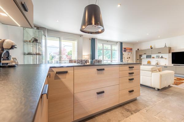 APPARTEMENT T3 TRAVERSANT, ENTIÈREMENT RÉNOVÉ AVEC BALCONS ET TERRASSE, CAVE ET GARAGE.

Situé à Annecy, dans le secteur de Cran-Gevrier, découvrez ce bel appartement entièrement rénové, situé au 1er étage avec ascenseur, offrant une vue dégagée et de beaux espaces de vie.

Dès l’entrée, vous découvrirez un hall d’entrée ouvrant sur une vaste pièce de vie de 43 m², composée d’un agréable espace salon/ séjour et d’une cuisine équipée contemporaine.

La pièce de vie bénéficie d’une belle ouverture vers l’extérieur avec un balcon et une petite terrasse, offrant un espace agréable pour profiter des beaux jours.

L’espace nuit se compose de deux chambres, dont l’une dispose également de son propre balcon.

Une salle de bains avec douche ainsi qu’un WC indépendant complètent ce bien.

Une cave et un garage fermé sont inclus dans le prix.

Les atouts :
• Appartement entièrement rénové
• 1er étage avec ascenseur
• Pièce de vie de 43,63 m²
• Cuisine équipée contemporaine
• 2 chambres
• Salle de bains avec douche
• WC indépendant
• Balcon + petite terrasse
• Balcon supplémentaire sur l’une des chambres
• Cave et garage fermé.
• Vue dégagée
• DPE : C – GES : A

Un emplacement idéal

L’appartement bénéficie d’un environnement pratique et agréable, à proximité des commerces, transports en commun, écoles et collège.

Le centre d’Annecy est accessible en seulement quelques minutes et l’accès autoroutier se trouve à environ 5 minutes, facilitant les déplacements vers Genève, Chambéry et les principaux axes de la région.

Un appartement rénové, fonctionnel et lumineux, idéal pour une résidence principale comme pour un investissement.

Prix de vente : 337 000 € – frais d’agence inclus.

Je suis à votre disposition pour tout renseignement complémentaire ou pour organiser une visite.