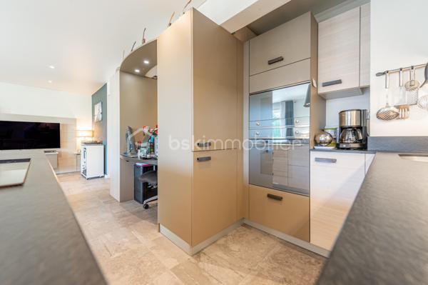 APPARTEMENT T3 TRAVERSANT, ENTIÈREMENT RÉNOVÉ AVEC BALCONS ET TERRASSE, CAVE ET GARAGE.

Situé à Annecy, dans le secteur de Cran-Gevrier, découvrez ce bel appartement entièrement rénové, situé au 1er étage avec ascenseur, offrant une vue dégagée et de beaux espaces de vie.

Dès l’entrée, vous découvrirez un hall d’entrée ouvrant sur une vaste pièce de vie de 43 m², composée d’un agréable espace salon/ séjour et d’une cuisine équipée contemporaine.

La pièce de vie bénéficie d’une belle ouverture vers l’extérieur avec un balcon et une petite terrasse, offrant un espace agréable pour profiter des beaux jours.

L’espace nuit se compose de deux chambres, dont l’une dispose également de son propre balcon.

Une salle de bains avec douche ainsi qu’un WC indépendant complètent ce bien.

Une cave et un garage fermé sont inclus dans le prix.

Les atouts :
• Appartement entièrement rénové
• 1er étage avec ascenseur
• Pièce de vie de 43,63 m²
• Cuisine équipée contemporaine
• 2 chambres
• Salle de bains avec douche
• WC indépendant
• Balcon + petite terrasse
• Balcon supplémentaire sur l’une des chambres
• Cave et garage fermé.
• Vue dégagée
• DPE : C – GES : A

Un emplacement idéal

L’appartement bénéficie d’un environnement pratique et agréable, à proximité des commerces, transports en commun, écoles et collège.

Le centre d’Annecy est accessible en seulement quelques minutes et l’accès autoroutier se trouve à environ 5 minutes, facilitant les déplacements vers Genève, Chambéry et les principaux axes de la région.

Un appartement rénové, fonctionnel et lumineux, idéal pour une résidence principale comme pour un investissement.

Prix de vente : 337 000 € – frais d’agence inclus.

Je suis à votre disposition pour tout renseignement complémentaire ou pour organiser une visite.