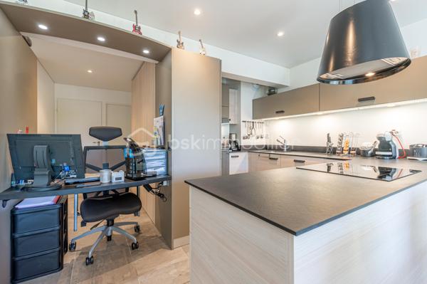 APPARTEMENT T3 TRAVERSANT, ENTIÈREMENT RÉNOVÉ AVEC BALCONS ET TERRASSE, CAVE ET GARAGE.

Situé à Annecy, dans le secteur de Cran-Gevrier, découvrez ce bel appartement entièrement rénové, situé au 1er étage avec ascenseur, offrant une vue dégagée et de beaux espaces de vie.

Dès l’entrée, vous découvrirez un hall d’entrée ouvrant sur une vaste pièce de vie de 43 m², composée d’un agréable espace salon/ séjour et d’une cuisine équipée contemporaine.

La pièce de vie bénéficie d’une belle ouverture vers l’extérieur avec un balcon et une petite terrasse, offrant un espace agréable pour profiter des beaux jours.

L’espace nuit se compose de deux chambres, dont l’une dispose également de son propre balcon.

Une salle de bains avec douche ainsi qu’un WC indépendant complètent ce bien.

Une cave et un garage fermé sont inclus dans le prix.

Les atouts :
• Appartement entièrement rénové
• 1er étage avec ascenseur
• Pièce de vie de 43,63 m²
• Cuisine équipée contemporaine
• 2 chambres
• Salle de bains avec douche
• WC indépendant
• Balcon + petite terrasse
• Balcon supplémentaire sur l’une des chambres
• Cave et garage fermé.
• Vue dégagée
• DPE : C – GES : A

Un emplacement idéal

L’appartement bénéficie d’un environnement pratique et agréable, à proximité des commerces, transports en commun, écoles et collège.

Le centre d’Annecy est accessible en seulement quelques minutes et l’accès autoroutier se trouve à environ 5 minutes, facilitant les déplacements vers Genève, Chambéry et les principaux axes de la région.

Un appartement rénové, fonctionnel et lumineux, idéal pour une résidence principale comme pour un investissement.

Prix de vente : 337 000 € – frais d’agence inclus.

Je suis à votre disposition pour tout renseignement complémentaire ou pour organiser une visite.