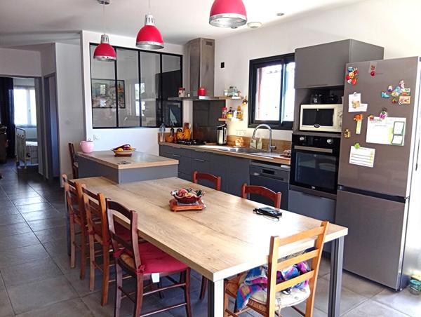 Latour bas Elne, quartier calme, villa 3 faces en plain pied de 2016 avec 3 chambres dont une suite parentale....