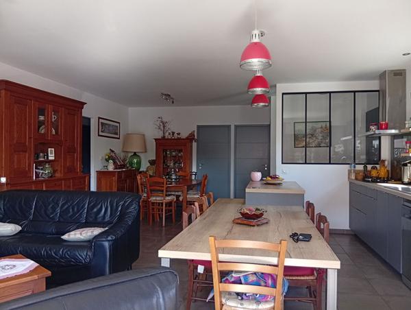 Latour bas Elne, quartier calme, villa 3 faces en plain pied de 2016 avec 3 chambres dont une suite parentale....