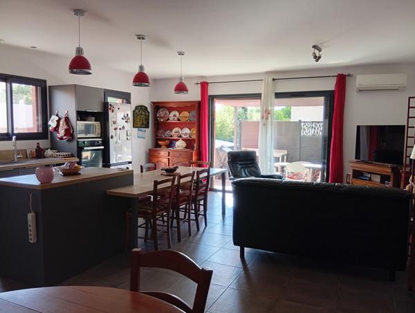 Latour bas Elne, quartier calme, villa 3 faces en plain pied de 2016 avec 3 chambres dont une suite parentale....