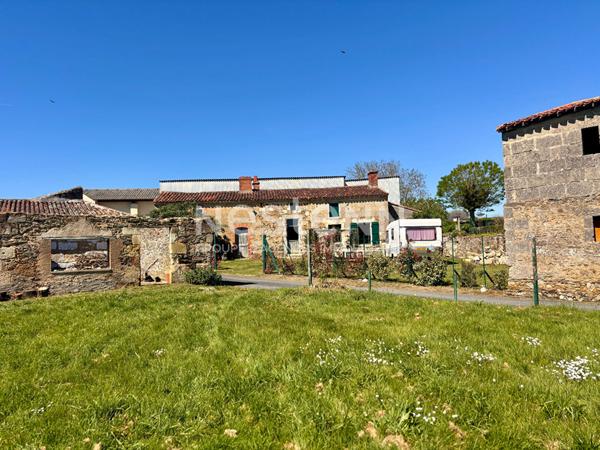 Maison en pierre à rénover avec Grange et terrain constructible ! D6034