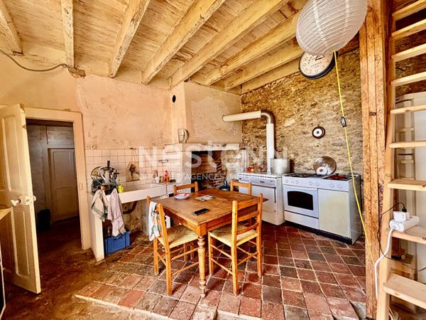Maison en pierre à rénover avec Grange et terrain constructible ! D6034