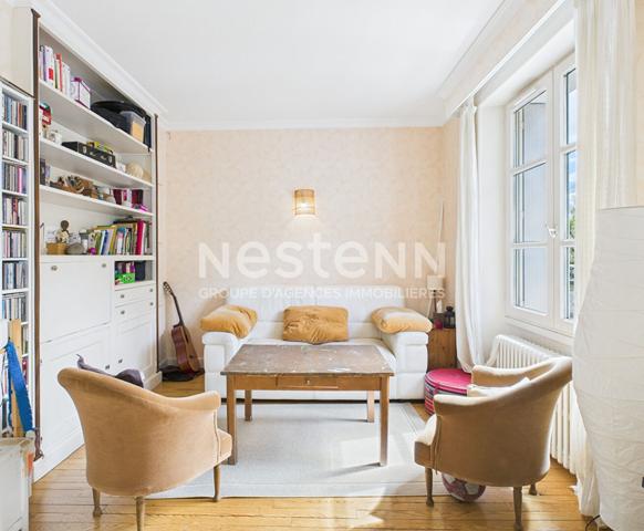 A vendre au centre-ville d Aurillac, Maison de ville de type 5 avec cave, garages et jardin.