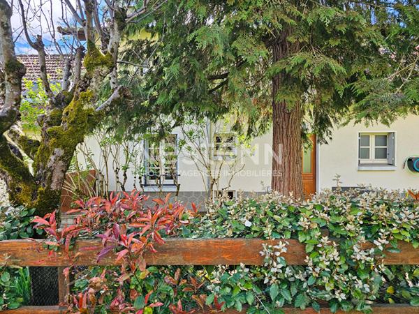 A vendre au centre-ville d Aurillac, Maison de ville de type 5 avec cave, garages et jardin.