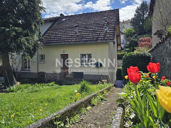 A vendre au centre-ville d Aurillac, Maison de ville de type 5 avec cave, garages et jardin.