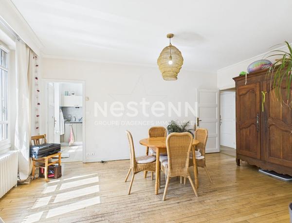 A vendre au centre-ville d Aurillac, Maison de ville de type 5 avec cave, garages et jardin.