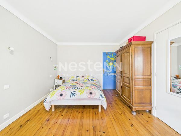 A vendre au centre-ville d Aurillac, Maison de ville de type 5 avec cave, garages et jardin.