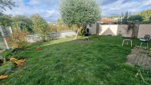 Maison à Mantes La Jolie sur S/sol total, 3 chambres et environ 230m² de terrain