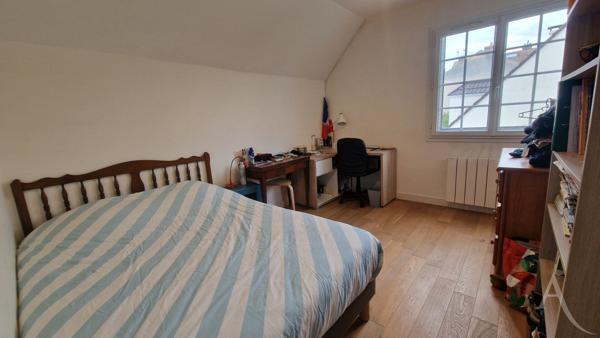 Maison à Mantes La Jolie sur S/sol total, 3 chambres et environ 230m² de terrain