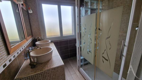 Maison à Mantes La Jolie sur S/sol total, 3 chambres et environ 230m² de terrain