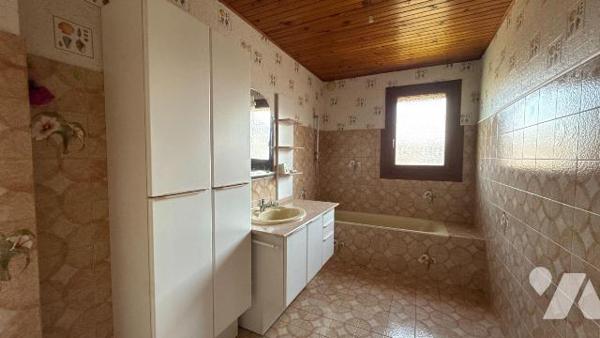 À VENDRE - Maison familiale 5 chambres sur sous-sol complet à Compertrix

Située sur la commu...