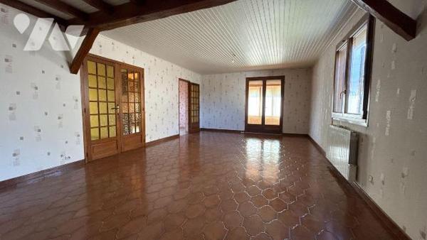 À VENDRE - Maison familiale 5 chambres sur sous-sol complet à Compertrix

Située sur la commu...