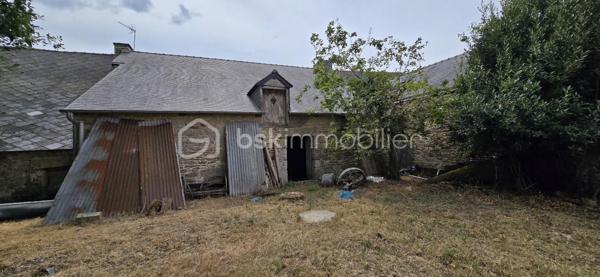 "VISITE VIRTUELLE DISPONIBLE SUR DEMANDE"
Maison à rénover avec beau potentiel – À 4 km de Josselin

À seulement 4 km de Josselin et 2 km du bourg de Guégon, venez découvrir cette maison à rénover entièrement, offrant un beau potentiel pour les amateurs de rénovation souhaitant créer un intérieur à leur image.

La maison se compose actuellement d'une pièce de vie, d'une chambre, d'une salle de bains et d'un WC.

Au rez-de-chaussée, une pièce supplémentaire offre la possibilité d'aménager une seconde chambre, un bureau ou tout autre espace selon vos besoins.

La maison dispose également d'un étage à aménager, permettant d'augmenter la surface habitable et d'imaginer de nouvelles chambres ou espaces de vie.

À l'extérieur, vous profiterez d'un terrain de près de 1 700 m², offrant un bel espace pour créer jardin, terrasse et différents aménagements extérieurs.

Des travaux importants sont à prévoir, mais cette maison constitue une belle opportunité pour un projet de rénovation complète, que ce soit pour une résidence principale, secondaire ou un investissement.

Afin de vous aider à vous projeter, certaines photos de l'annonce présentent des propositions d'aménagement et de rénovation réalisées à titre illustratif.

Les + :

À seulement 4 km de Josselin
Bourg de Guégon à 2 km
Terrain de près de 1 700 m²
Possibilité de créer plusieurs chambres
Étage à aménager
Beau potentiel après rénovation
Nombreuses possibilités d'aménagement

Un bien à repenser entièrement pour lui offrir une seconde vie et créer une maison pleine de charme à proximité immédiate de Josselin.
