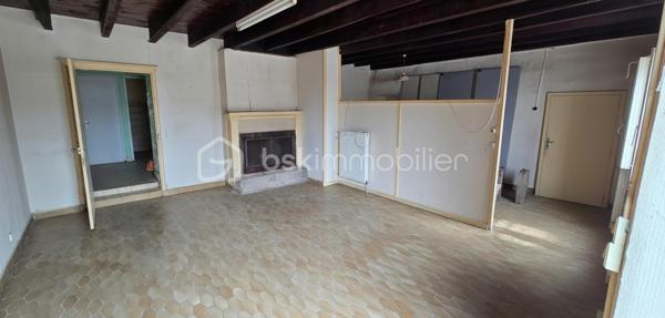 "VISITE VIRTUELLE DISPONIBLE SUR DEMANDE"
Maison à rénover avec beau potentiel – À 4 km de Josselin

À seulement 4 km de Josselin et 2 km du bourg de Guégon, venez découvrir cette maison à rénover entièrement, offrant un beau potentiel pour les amateurs de rénovation souhaitant créer un intérieur à leur image.

La maison se compose actuellement d'une pièce de vie, d'une chambre, d'une salle de bains et d'un WC.

Au rez-de-chaussée, une pièce supplémentaire offre la possibilité d'aménager une seconde chambre, un bureau ou tout autre espace selon vos besoins.

La maison dispose également d'un étage à aménager, permettant d'augmenter la surface habitable et d'imaginer de nouvelles chambres ou espaces de vie.

À l'extérieur, vous profiterez d'un terrain de près de 1 700 m², offrant un bel espace pour créer jardin, terrasse et différents aménagements extérieurs.

Des travaux importants sont à prévoir, mais cette maison constitue une belle opportunité pour un projet de rénovation complète, que ce soit pour une résidence principale, secondaire ou un investissement.

Afin de vous aider à vous projeter, certaines photos de l'annonce présentent des propositions d'aménagement et de rénovation réalisées à titre illustratif.

Les + :

À seulement 4 km de Josselin
Bourg de Guégon à 2 km
Terrain de près de 1 700 m²
Possibilité de créer plusieurs chambres
Étage à aménager
Beau potentiel après rénovation
Nombreuses possibilités d'aménagement

Un bien à repenser entièrement pour lui offrir une seconde vie et créer une maison pleine de charme à proximité immédiate de Josselin.