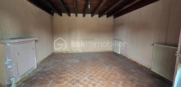 "VISITE VIRTUELLE DISPONIBLE SUR DEMANDE"
Maison à rénover avec beau potentiel – À 4 km de Josselin

À seulement 4 km de Josselin et 2 km du bourg de Guégon, venez découvrir cette maison à rénover entièrement, offrant un beau potentiel pour les amateurs de rénovation souhaitant créer un intérieur à leur image.

La maison se compose actuellement d'une pièce de vie, d'une chambre, d'une salle de bains et d'un WC.

Au rez-de-chaussée, une pièce supplémentaire offre la possibilité d'aménager une seconde chambre, un bureau ou tout autre espace selon vos besoins.

La maison dispose également d'un étage à aménager, permettant d'augmenter la surface habitable et d'imaginer de nouvelles chambres ou espaces de vie.

À l'extérieur, vous profiterez d'un terrain de près de 1 700 m², offrant un bel espace pour créer jardin, terrasse et différents aménagements extérieurs.

Des travaux importants sont à prévoir, mais cette maison constitue une belle opportunité pour un projet de rénovation complète, que ce soit pour une résidence principale, secondaire ou un investissement.

Afin de vous aider à vous projeter, certaines photos de l'annonce présentent des propositions d'aménagement et de rénovation réalisées à titre illustratif.

Les + :

À seulement 4 km de Josselin
Bourg de Guégon à 2 km
Terrain de près de 1 700 m²
Possibilité de créer plusieurs chambres
Étage à aménager
Beau potentiel après rénovation
Nombreuses possibilités d'aménagement

Un bien à repenser entièrement pour lui offrir une seconde vie et créer une maison pleine de charme à proximité immédiate de Josselin.