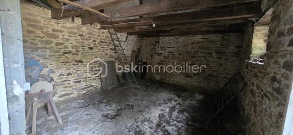 "VISITE VIRTUELLE DISPONIBLE SUR DEMANDE"
Maison à rénover avec beau potentiel – À 4 km de Josselin

À seulement 4 km de Josselin et 2 km du bourg de Guégon, venez découvrir cette maison à rénover entièrement, offrant un beau potentiel pour les amateurs de rénovation souhaitant créer un intérieur à leur image.

La maison se compose actuellement d'une pièce de vie, d'une chambre, d'une salle de bains et d'un WC.

Au rez-de-chaussée, une pièce supplémentaire offre la possibilité d'aménager une seconde chambre, un bureau ou tout autre espace selon vos besoins.

La maison dispose également d'un étage à aménager, permettant d'augmenter la surface habitable et d'imaginer de nouvelles chambres ou espaces de vie.

À l'extérieur, vous profiterez d'un terrain de près de 1 700 m², offrant un bel espace pour créer jardin, terrasse et différents aménagements extérieurs.

Des travaux importants sont à prévoir, mais cette maison constitue une belle opportunité pour un projet de rénovation complète, que ce soit pour une résidence principale, secondaire ou un investissement.

Afin de vous aider à vous projeter, certaines photos de l'annonce présentent des propositions d'aménagement et de rénovation réalisées à titre illustratif.

Les + :

À seulement 4 km de Josselin
Bourg de Guégon à 2 km
Terrain de près de 1 700 m²
Possibilité de créer plusieurs chambres
Étage à aménager
Beau potentiel après rénovation
Nombreuses possibilités d'aménagement

Un bien à repenser entièrement pour lui offrir une seconde vie et créer une maison pleine de charme à proximité immédiate de Josselin.