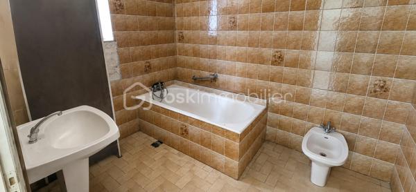 "VISITE VIRTUELLE DISPONIBLE SUR DEMANDE"
Maison à rénover avec beau potentiel – À 4 km de Josselin

À seulement 4 km de Josselin et 2 km du bourg de Guégon, venez découvrir cette maison à rénover entièrement, offrant un beau potentiel pour les amateurs de rénovation souhaitant créer un intérieur à leur image.

La maison se compose actuellement d'une pièce de vie, d'une chambre, d'une salle de bains et d'un WC.

Au rez-de-chaussée, une pièce supplémentaire offre la possibilité d'aménager une seconde chambre, un bureau ou tout autre espace selon vos besoins.

La maison dispose également d'un étage à aménager, permettant d'augmenter la surface habitable et d'imaginer de nouvelles chambres ou espaces de vie.

À l'extérieur, vous profiterez d'un terrain de près de 1 700 m², offrant un bel espace pour créer jardin, terrasse et différents aménagements extérieurs.

Des travaux importants sont à prévoir, mais cette maison constitue une belle opportunité pour un projet de rénovation complète, que ce soit pour une résidence principale, secondaire ou un investissement.

Afin de vous aider à vous projeter, certaines photos de l'annonce présentent des propositions d'aménagement et de rénovation réalisées à titre illustratif.

Les + :

À seulement 4 km de Josselin
Bourg de Guégon à 2 km
Terrain de près de 1 700 m²
Possibilité de créer plusieurs chambres
Étage à aménager
Beau potentiel après rénovation
Nombreuses possibilités d'aménagement

Un bien à repenser entièrement pour lui offrir une seconde vie et créer une maison pleine de charme à proximité immédiate de Josselin.