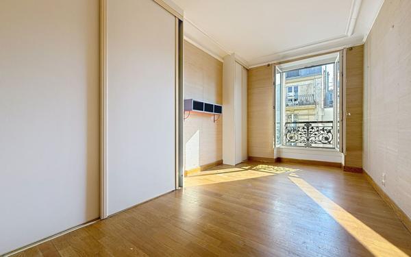 Appartement à vendre    2 pièces • 60,01 m2 Paris 18
