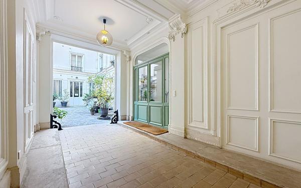 Appartement à vendre    2 pièces • 60,01 m2 Paris 18