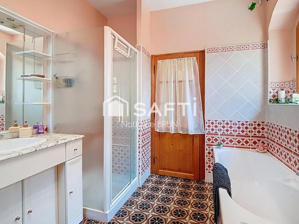 Maison de caractère de 200m² cour paysagée jacuzzi