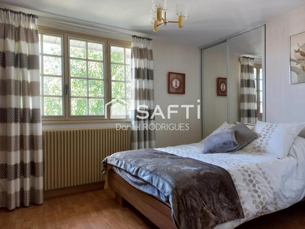 De la surface (189 m²) et des dépendances (62 m²).