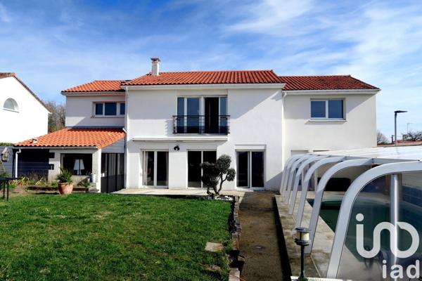 Maison traditionnelle 9 pièces de 185 m² à Chauvigny (86300)