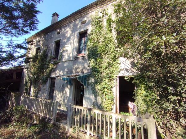 Une PERLE à rénover, terrain 8550m2, source, atelier etc...