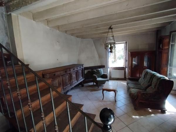 Une PERLE à rénover, terrain 8550m2, source, atelier etc...