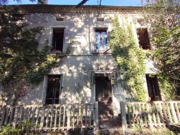 Une PERLE à rénover, terrain 8550m2, source, atelier etc...