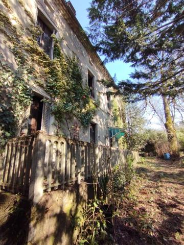 Une PERLE à rénover, terrain 8550m2, source, atelier etc...