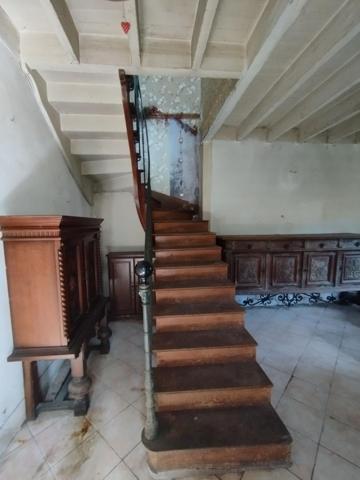 Une PERLE à rénover, terrain 8550m2, source, atelier etc...