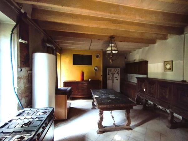 Une PERLE à rénover, terrain 8550m2, source, atelier etc...