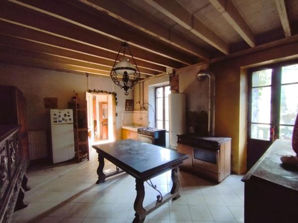 Une PERLE à rénover, terrain 8550m2, source, atelier etc...