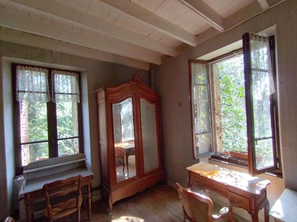 Une PERLE à rénover, terrain 8550m2, source, atelier etc...