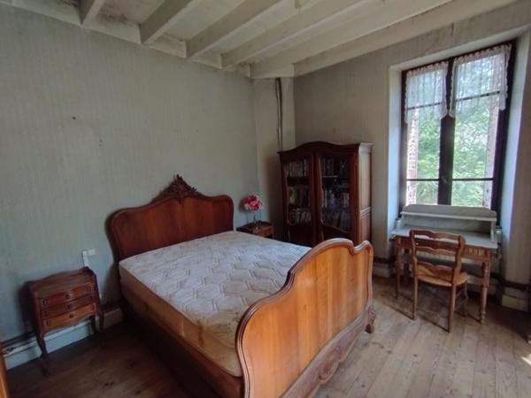 Une PERLE à rénover, terrain 8550m2, source, atelier etc...