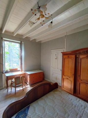 Une PERLE à rénover, terrain 8550m2, source, atelier etc...